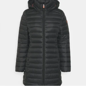 Save the duck jacka - En jätte fin höst jacka, funkar även på vintern då den är väldigt varm! Jackan är i storlek L men skulle säga att den är liten i storleken, nästan aldrig använd pågrund av att den är för liten, skriv privat för mer bilder!