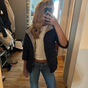 Kort armad jacka - Fodrad jacka med korta armar 💘inga tecken på användning 