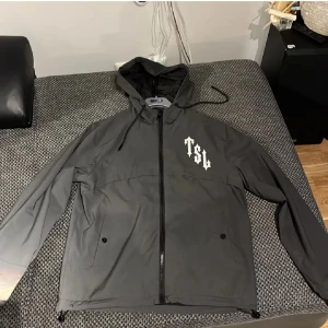 Trapstar windbreaker - Hej! Säljer min Trapstar shooters winbreaker pga den inte passar längre 🙌 Jackan är i bra skick, men lite smutsig på bilden som går givetvis att tvätta bort. Äktenhetsbevis/kvitto finns. Skriv vid minsta fundering 🗣️Obs! Priset är inte hugget i sten!