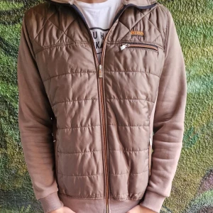 Hugo boss jacka - Fräsch Hugo boss jacka med sexiga sömmar!  Gott skick som ny, nypris 4999kr.🍾 Prutbar vid snabb affär! 🤝 Perfekt nu inför hösten!  