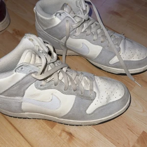 Nike dunks - Säljer nu mina dunks då de är lite små, väldigt fint skick bara lite smutsiga inga defekter endast lite smutsiga men tvättas självklart innan köp. Nypris är runt 1700. Vid fler bilder kontakta mig. Priset är diskuterbart.
