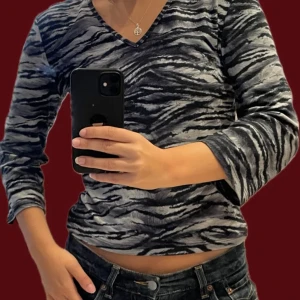 Tröja  - Mösnstrad tröja med v-ringning 🦓🐅🐆