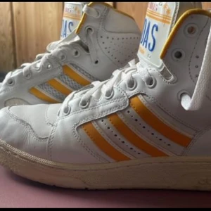 Adidas Golden State 24K • Jeremy Scott - En riktig klenod som måste säljas då jag inte har plats. Har ingen kartong tyvärr.  Bra skicka! 