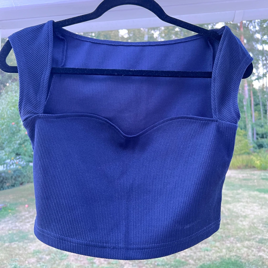 Croppad mörkblå topp