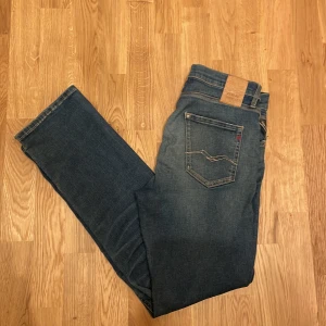 Replay jeans - Feta billiga Replay jeans skick 7/10 lite slitet vid fickorna och även vid rumpan.  Barnmodell 166 cm men passar längre personer Pris kan diskuteras 