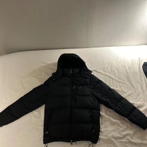 Ralph lauren jacka - Säljer nu min Ralph lauren jacka då jag inte vill ha den längre. Har inte använt den mycket bara ett par få tal gånger och tycker själv att den är i ett 9/10 skick. Nypris är runt 5000. Skriv om du har funderingar så skickar jag så fort jag kan.
