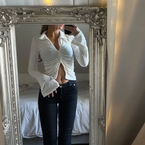 Nelly - vit topp/tröja - En vit tröja/topp i storlek xxs från Nelly som är använd fåtal gånger med bra skick. 