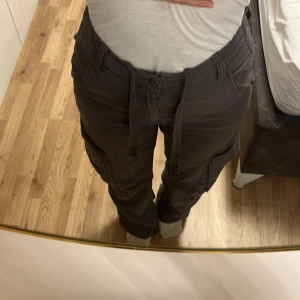Gråa Cargo pants - Gråa Cargo Pants från Bershka, inte använda för mycket ser ut att vara helt nya. Säljer för att det inte riktigt är min stil längre.