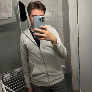 Samsoe hoodie  - Säljer min samsoe hoodie i en mer slimad model. Sitter väldigt fint och passar lika bra med skjorta som t-shirt. Superfint skick. Hojta vid fler frågor!