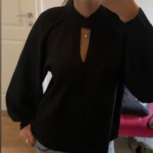 Svart blus - Supersnygg svart blus går att ha på både fest och andra tillfällen. Inga defekter. 💗