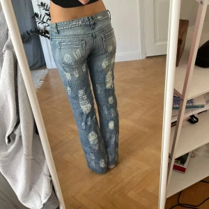 Jeans med hål - Oanvända jättesnygga jeans! Säljer pga att de är fel storlek. Pris kan diskuteras💕