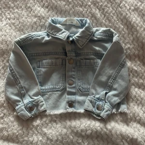 Jeansjacka barn  - Använd fåtal gånger, nyskick strl 98 
