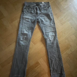 Acne jeans - Assnygga lågmidjade acne jeans, dom är straight i modell och lowrise, i bra skick. mått: midjemått är 41cm rakt över och innerben är 87cm🩷🩵