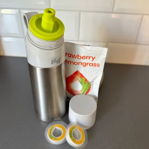 AirUp flaska + poddar  - Säljer denna oanvända Steel flaska från AirUp samt två oöppnade poddar i smaken Strawberry/ Lemongrass. Eftersom flaskan är i stål håller den vattnet kallt i upp till 14 timmar. 250 kr exkl frakt. 