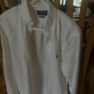 Vit linneskjorta Ralph Lauren - Använd 1 gång, kan behöva strykas. Ej tvättad. Nypris 1599. 
