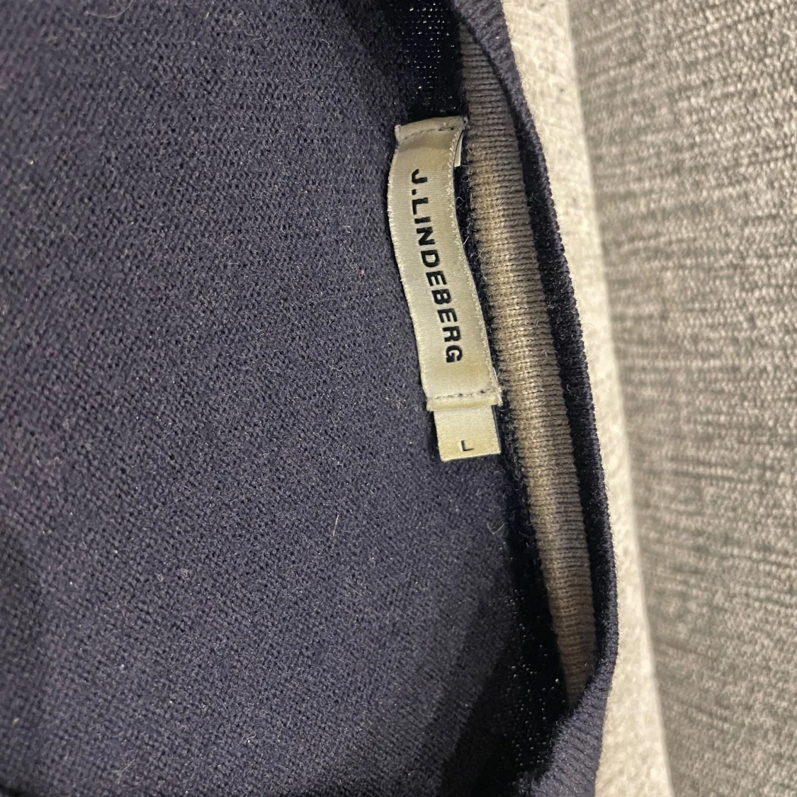 Mörkblå merinoulltröja från J.Lindeberg - 90