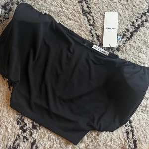 Adoore topp - Supercool topp från Adoore med breda dekorativa axlar. Desrre har denna inte kommit till användning och söker nu nytt hem🌹