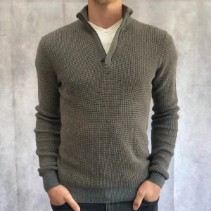 Grå tröja med dragkedja från Massimo Dutti - Säljer en stilren grå tröja i kashmirmix från Massimo Dutti. Den har en halv dragkedja vid halsen och är perfekt för både höst och vinter. Tröjan är långärmad och har en ribbad kant vid ärmslut och nederkant. Superbekväm och passar till alla tillfällen! 