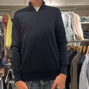 Half zip 100% merino - 100% merino halfzip från mango. Storlek S men passar mellan xs/s. Tröjan har bra skick. Frågor bilder i dm 