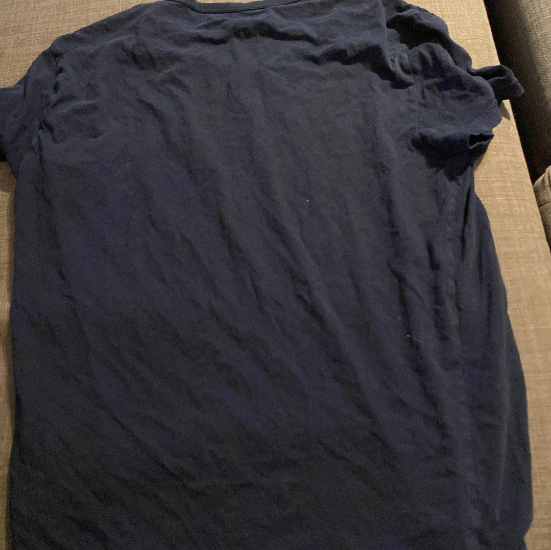 Mörkblå t-shirt med v-ringning - 90