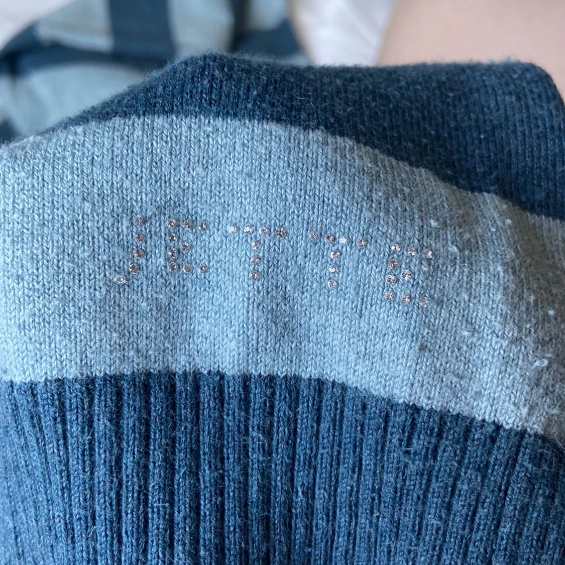 En blårandig JETTE sweatshirt - 92