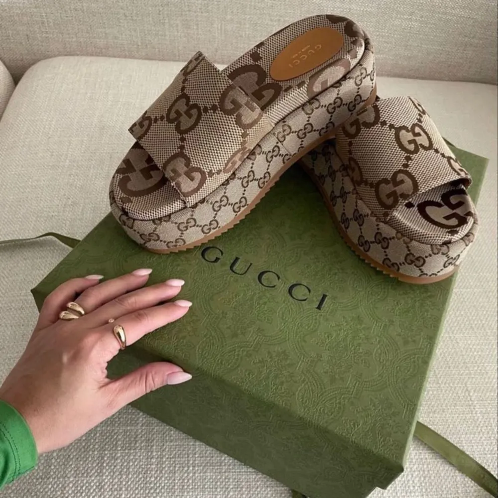 Helt nya och oanvända Gucci tofflor. Du får gucci paketet också samt en guccipåse som är på sista bilden. Nypris: 2000kr, köpta utomlands. Säljer billigt för vill bli av med dem. Är i storlek 37. Köparen står för frakten 💛. Skor.