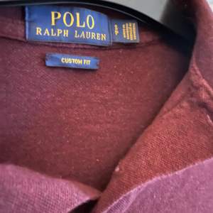 Säljer min långärmade Ralph lauren piké som då har blivit för liten Storlek S men passar bäst på xs  Ny pris ca 1100kr Mitt pris 450kr