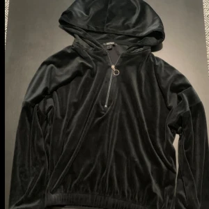Svart hoodie - Mjukt material, mellan tunn, använd Max 5 gånger, Storlek M