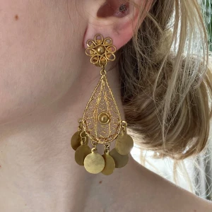 Clip on örhängen - Fina vintage clip-on örhängen! Oklart om det är brons eller mässing. Kan även skickas med frimärke 18 kr. Säljer massor av smycken, samfraktar gärna 