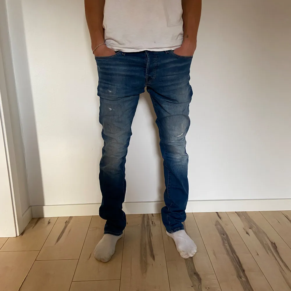 Säljer nu dessa feta Jack & Jones Slim/glenn jeans Väldigt bra skick  Storlek 32/34. Jeans & Byxor.