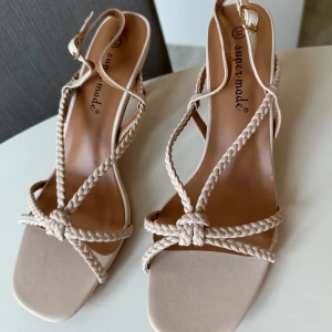 Raglady klackar - Säljer dessa superfina beiga klackarna från raglady. Säljer pga att jag har liknande! Storlek 38 men passar på mig med storlek 37. Helt oanvända med kartong kvar 🫶🏼 SÄLJER LIKADANA I SVART