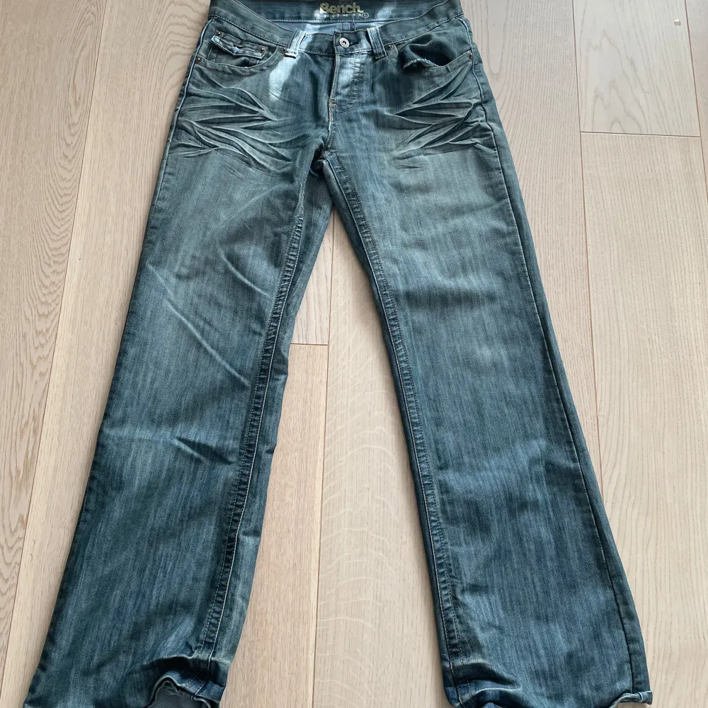 30/34. Sitter riktigt bra bootcut på mig som ca 183cm. Har någorlunda defekter i slutet av jeansen pga naturliga skäl med baggy jeans.. Jeans & Byxor.