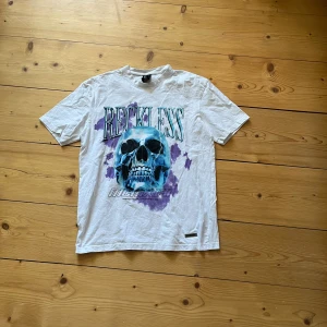 Blacksquad Reckless Shirt - Storlek XS, stor i storleken så har du small eller medium så kommer den att sitta perfekt! Den är knappast använd så nyskick. Skriv till mig vid minsta fundering eller om du vill ha mer bilder