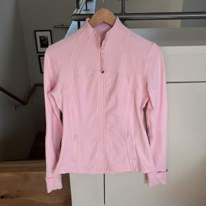 Säljer eftertraktad rosa Define jacket från lululemon! Storlek 8, skulle säga att det motsvarar M. Superfint skick och använd ett fåtal ggr. Nypris ca 1200