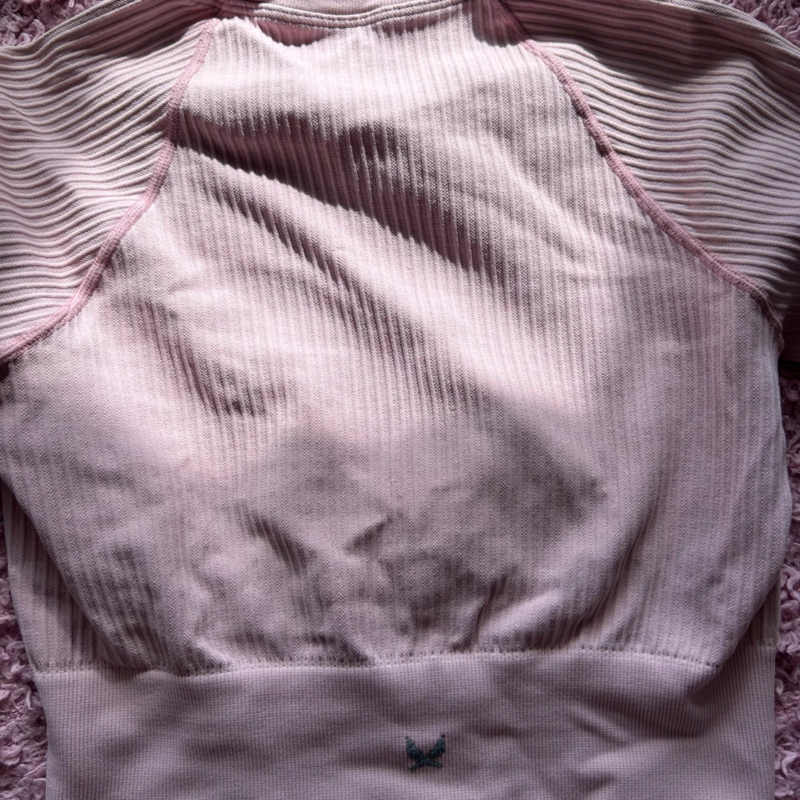 Ljusrosa ribbad croppad topp - 90