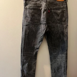 Levi’s 501 W29 L30 - Säljer ett par schyssta Levi’s 501. W29 L30. Färg: grå. Pyttelite slitna längst ner på ena benet, inget som stör. 