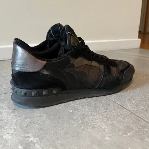 Valentino Rockrunners  - Skick 8/10 Inga andra tillbehör medföljs Nyligen tvättade i butik