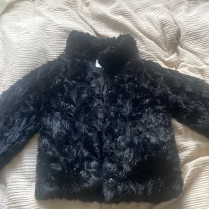 Päls jacka - Säljer då den inte kommer till användning, super nice till hösten och vintern!❤️