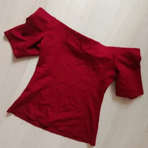 Vin röd axel tröja - En jätte snygg vin röd tröja som är off shoulder, passar med alla byxor. 