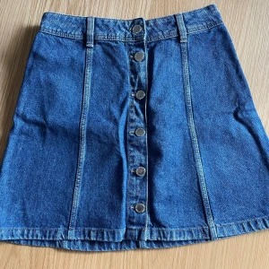 Jeans kjol - Jag har inte använt denne kjol då den är för litet och kort för mig. 