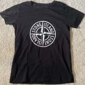 Hej. Säljer denna stone island t-shirt då den är för liten. Den är i bra skick och använd fåtal gånger. Säljer billigt för jag sparar till en vinterjacka. Tveka inte vi frågor. Skriv om ni undrar något. Kan gå ner i pris vi snabb affär.