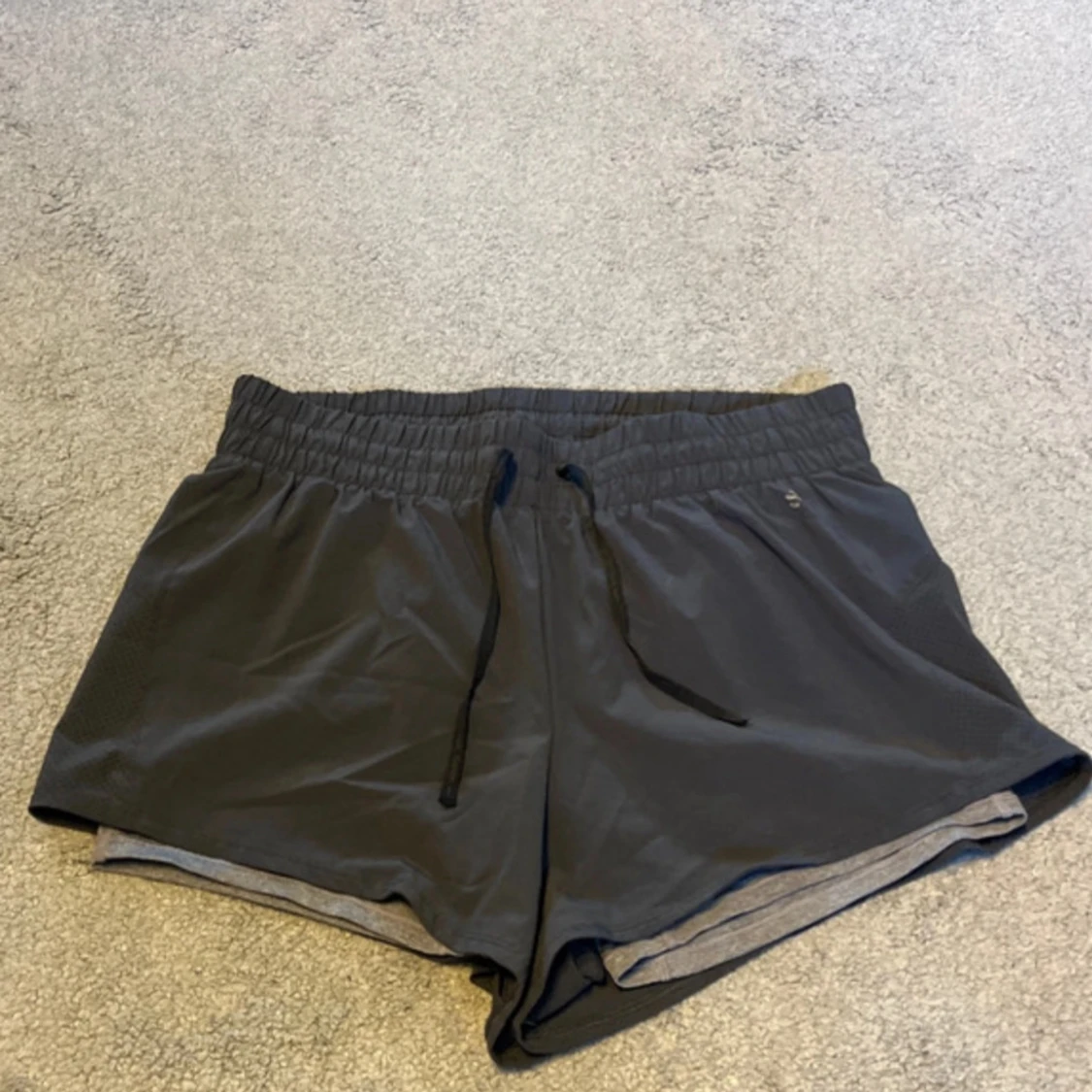 Grå träningsshorts