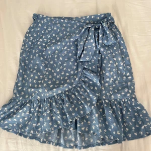 Blommig kjol - Jag säljer min ljus blåa kjol från only köpt på butiken salt. Den är i storlek xs och bara använd fåtal gånger. Nyskick och inga skador.