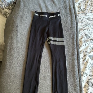 Träningsbyxor  - Har använt få antal gånger, men tyvärr är det för små för mig.