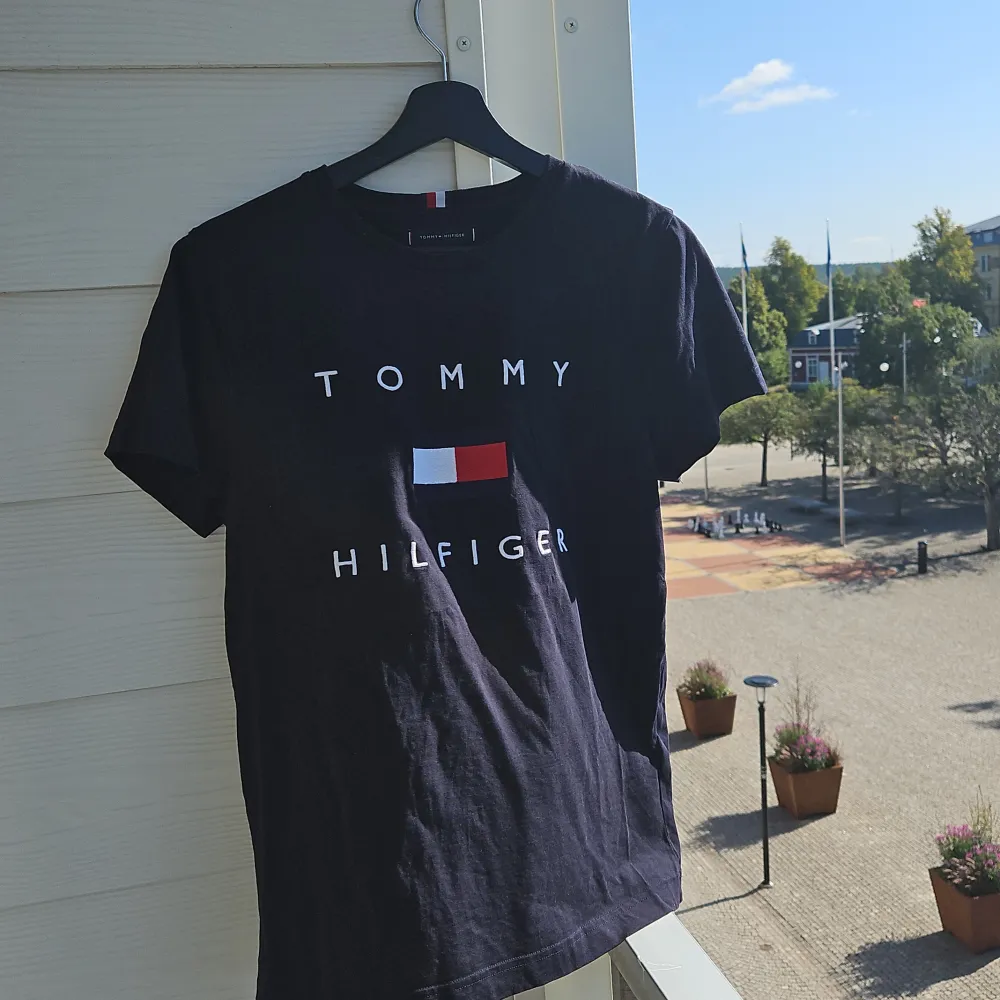 Blå t-shirt från Tommy Hilfiger i 100% bomull. Är i bra skick och bara anvönd några gånget. T-shirts.