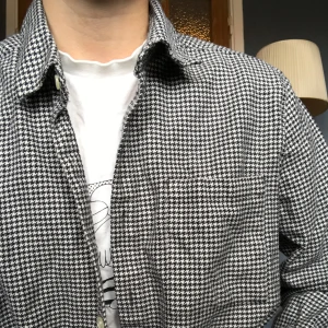Skjorta - Skjorta eller overshirt i hundtandsmönster. Fin och bra skick, dock krympt i tvätten därför är den storlek S
