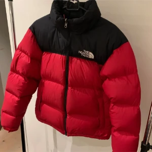 North Face Jacka - Vinterjacka ifrån northface i strl S! Använd i 2 vintrar! 