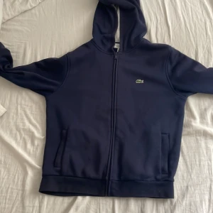Lacoste Zip hoodie  - Den är 164 cm. Väldigt bra skick.