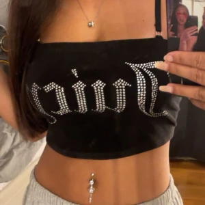 Juicy couture linne - Säljer mitt juicy linne då jag inte använder den längre. Inga täcken på användning och helt som ny. Köp helst inom plick💕