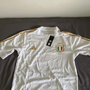 Italien t shirt  - Jag köpt denna förlänge sedan och har inte haft någon användning av den. Säljer för lågt pris, priset kan diskuteras!!